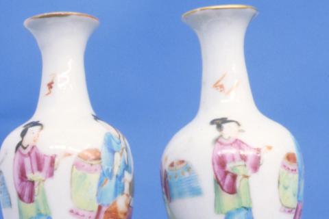 A pair of Chinese vases. The Thai for "a pair of Chinese vases" is "แจกันจีนหนึ่งคู่".