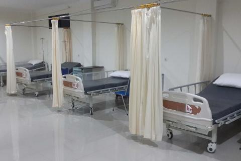 Emergency room. The Thai for "emergency room" is "ห้องฉุกเฉิน".