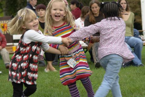 Some children enjoy dancing. The Thai for "some children enjoy dancing" is "เด็กๆสนุกกับการเต้น".