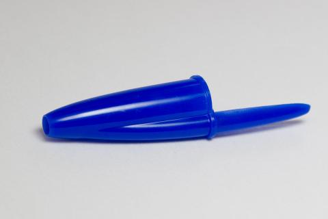 A pen cap. The Thai for "a pen cap" is "ปลอกปากกา".