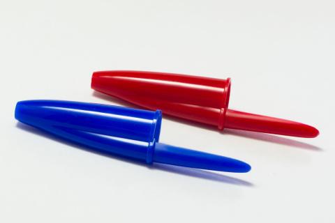 A red pen cap and a blue pen cap. The Thai for "a red pen cap and a blue pen cap" is "ปลอกปากกาสีแดงและปลอกปากกาสีน้ำเงิน".