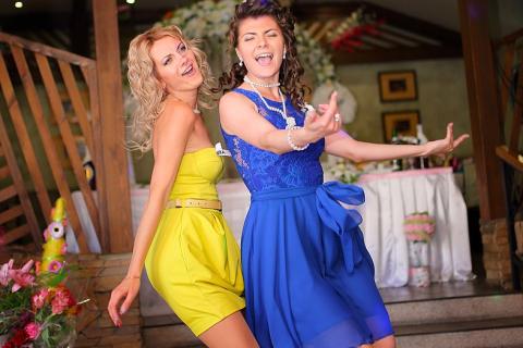 Two girls dancing at a wedding. The Thai for "two girls dancing at a wedding" is "สองสาวเต้นในงานแต่งงาน".