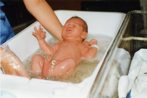 Baby’s first bath. The Thai for "baby’s first bath" is "การอาบน้ำครั้งแรกของทารก".
