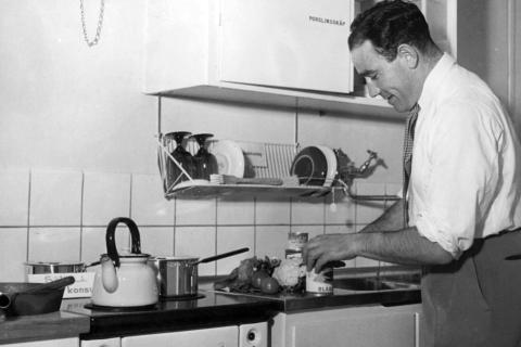 A man cooking in the kitchen. The Thai for "a man cooking in the kitchen" is "ผู้ชายทำอาหารในห้องครัว".