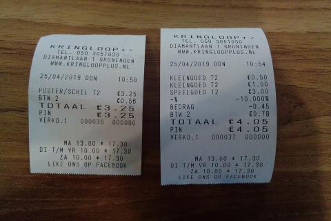 Two receipts. The Thai for "two receipts" is "ใบเสร็จสองใบ".