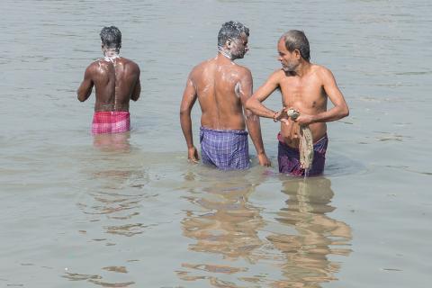 People bathing in the river. The Thai for "people bathing in the river" is "ชาวบ้านอาบน้ำในแม่น้ำ".