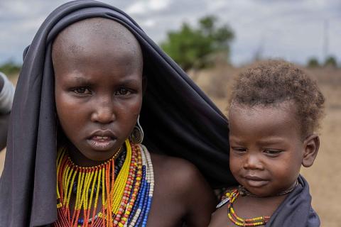 A tribal woman with her child. The Thai for "a tribal woman with her child" is "หญิงชนเผ่ากับลูกของเธอ".