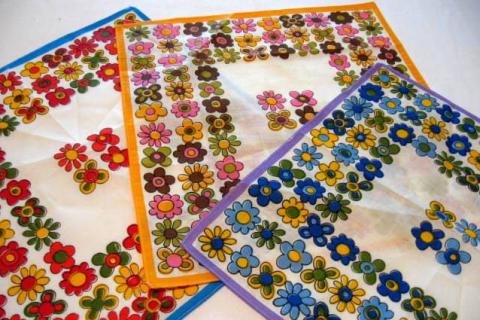 Three handkerchiefs. The Thai for "three handkerchiefs" is "ผ้าเช็ดหน้าสามผืน". Three handkerchiefs. The Thai for "three handkerchiefs" is "ผ้าเช็ดหน้าสามผืน".