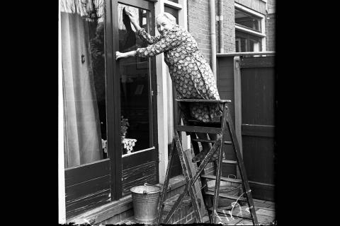 An old woman on a ladder cleaning windows. The Thai for "an old woman on a ladder cleaning windows" is "หญิงชราเช็ดหน้าต่างบนบันได".