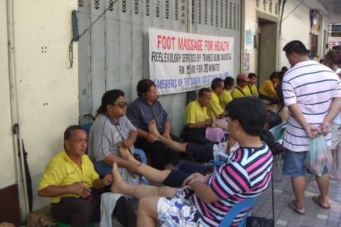 Blind people massaging their customers’ feet. The Thai for "blind people massaging their customers’ feet" is "คนตาบอดนวดเท้าให้ลูกค้าของพวกเขา".