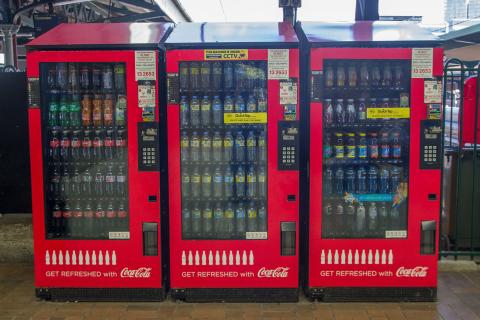 Drinks vending machine. The Thai for "drinks vending machine" is "ตู้ขายเครื่องดื่ม".