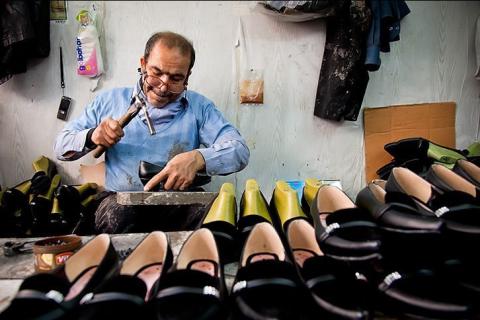 Shoemaker. The Thai for "shoemaker" is "ช่างทำรองเท้า".