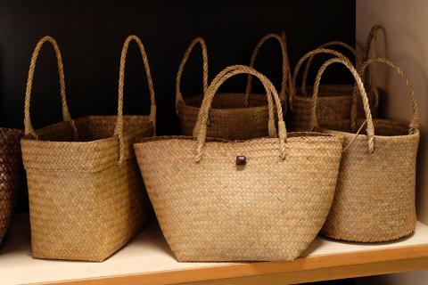 A woven bag. The Thai for "a woven bag" is "กระเป๋าสาน".