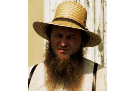 A man with a beard and a straw hat. The Thai for "a man with a beard and a straw hat" is "ผู้ชายมีเคราและหมวกฟาง".