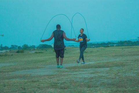 A man and a woman jumping rope. The Thai for "a man and a woman jumping rope" is "ผู้ชายและผู้หญิงกระโดดเชือก".