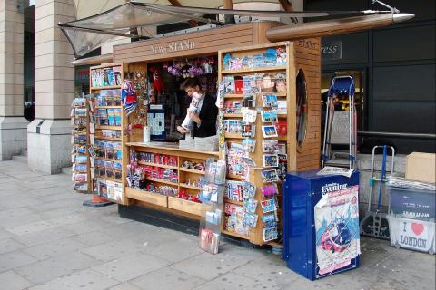 A souvenir shop in London. The Thai for "a souvenir shop in London" is "ร้านขายของฝากในลอนดอน".