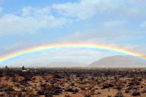 A rainbow over the desert. The Thai for "a rainbow over the desert" is "รุ้งกินน้ำเหนือทะเลทราย".