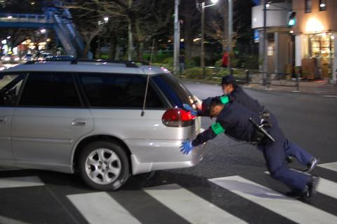 Two policemen pushing a car. The Thai for "two policemen pushing a car" is "ตำรวจสองนายเข็นรถ".
