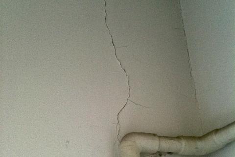 A cracked wall. The Thai for "a cracked wall" is "กำแพงร้าว". A cracked wall. The Thai for "a cracked wall" is "กำแพงร้าว".