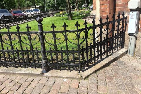 A wrought iron fence. The Thai for "a wrought iron fence" is "รั้วเหล็กดัด". A wrought iron fence. The Thai for "a wrought iron fence" is "รั้วเหล็กดัด".