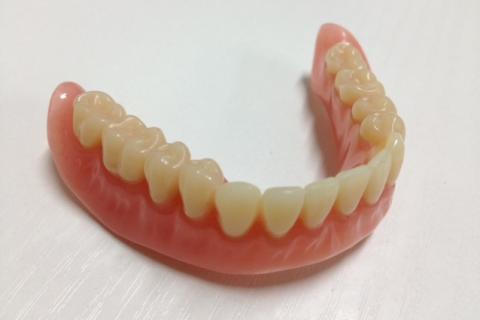 False teeth. The Thai for "false teeth" is "ฟันปลอม".