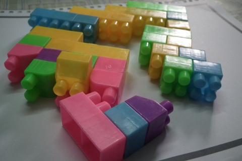Toy blocks. The Thai for "toy blocks" is "ตัวต่อ".