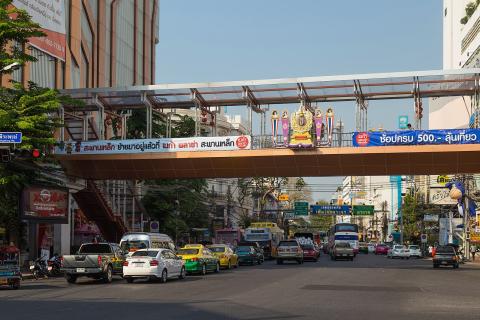 Footbridge; overpass. The Thai for "footbridge; overpass" is "สะพานลอย".