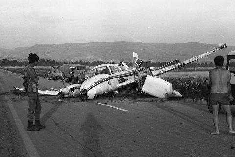 An accident where a small plane has crashed on the road. The Thai for "an accident where a small plane has crashed on the road" is "อุบัติเหตุเครื่องบินเล็กตกบนถนน".