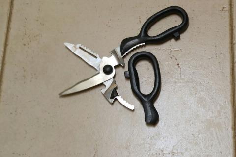 Broken scissors. The Thai for "broken scissors" is "กรรไกรหัก".