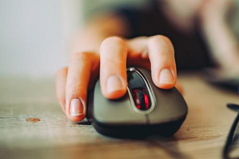 A hand on a mouse. The Thai for "a hand on a mouse" is "มือบนเม้าส์".