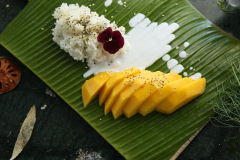 Mango sticky rice. The Thai for "mango sticky rice" is "ข้าวเหนียวมะม่วง".