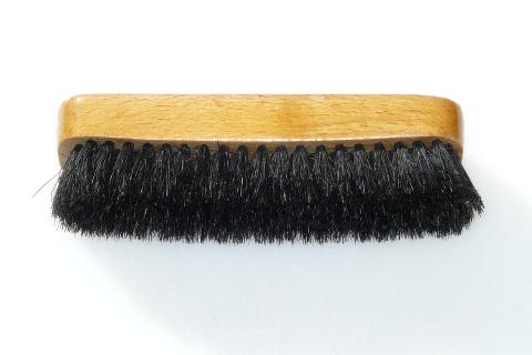A shoe brush. The Thai for "a shoe brush" is "แปรงขัดรองเท้า".