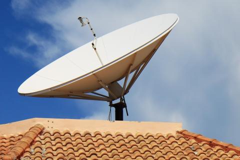 A satellite dish. The Thai for "a satellite dish" is "จานดาวเทียม".