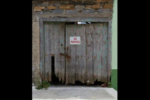 Rotten wooden door. The Thai for "rotten wooden door" is "ประตูไม้ผุ".