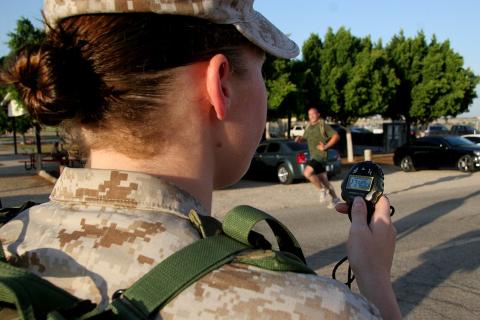 A female soldier with a stopwatch. The Thai for "a female soldier with a stopwatch" is "ทหารหญิงกับนาฬิกาจับเวลา".