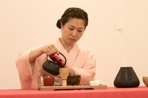 A Japanese woman making tea. The Thai for "a Japanese woman making tea" is "ผู้หญิงญี่ปุ่นชงชา".
