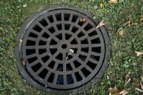 Drain; sewer. The Thai for "drain; sewer" is "ท่อระบายน้ำ".