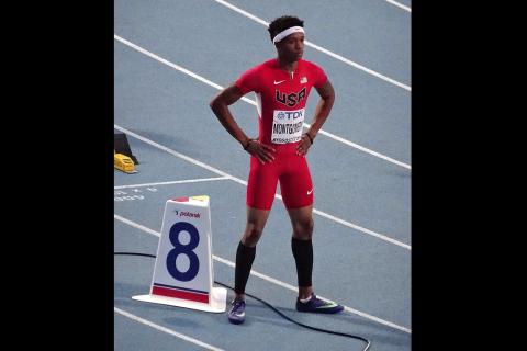 A runner standing on a track with his arms on his hips. The Thai for "a runner standing on a track with his arms on his hips" is "นักวิ่งยืนท้าวเอวบนลู่วิ่ง".