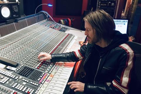 Songwriter; composer. The Thai for "songwriter; composer" is "นักแต่งเพลง". Songwriter; composer. The Thai for "songwriter; composer" is "นักแต่งเพลง".