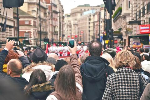 Many people have gathered in the street.. The Thai for "Many people have gathered in the street." is "หลายคนมารวมกันที่ถนน".