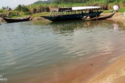 There are small boats by the lake.. The Thai for "There are small boats by the lake." is "มีเรือเล็กอยู่ริมทะเลสาบ".