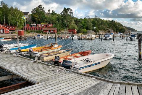 A lot of boats are moored at the harbor.. The Thai for "A lot of boats are moored at the harbor." is "เรือจำนวนมากจอดอยู่ที่ท่าเรือ".