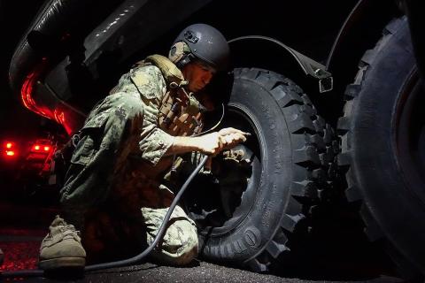 A soldier is inflating a tyre. The Thai for "a soldier is inflating a tyre" is "ทหารกำลังเติมลมยาง".