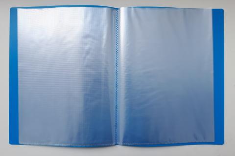 A blue folder. The Thai for "a blue folder" is "แฟ้มสีน้ำเงิน".
