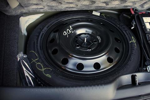 A spare tyre. The Thai for "a spare tyre" is "ยางอะไหล่".