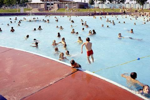 There are many people in the swimming pool.. The Thai for "There are many people in the swimming pool." is "ในสระว่ายน้ำมีคนเยอะ".