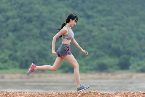 She has run for three kilometers.. The Thai for "She has run for three kilometers." is "เธอวิ่งมาสามกิโลแล้ว".
