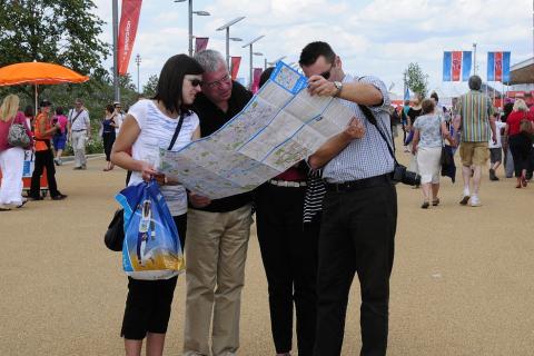 They are looking at a map.. The Thai for "They are looking at a map." is "พวกเขากำลังดูแผนที่".