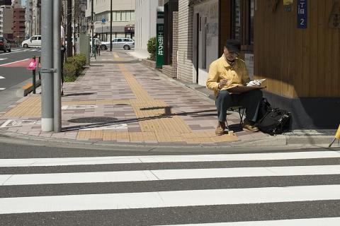 A man is drawing on the corner of the street.. The Thai for "A man is drawing on the corner of the street." is "ผู้ชายกำลังวาดรูปที่มุมถนน".