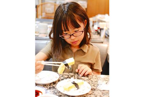 She is eating her sushi with chopsticks.. The Thai for "She is eating her sushi with chopsticks." is "เธอกินซูชิด้วยตะเกียบ". She is eating her sushi with chopsticks.. The Thai for "She is eating her sushi with chopsticks." is "เธอกินซูชิด้วยตะเกียบ".